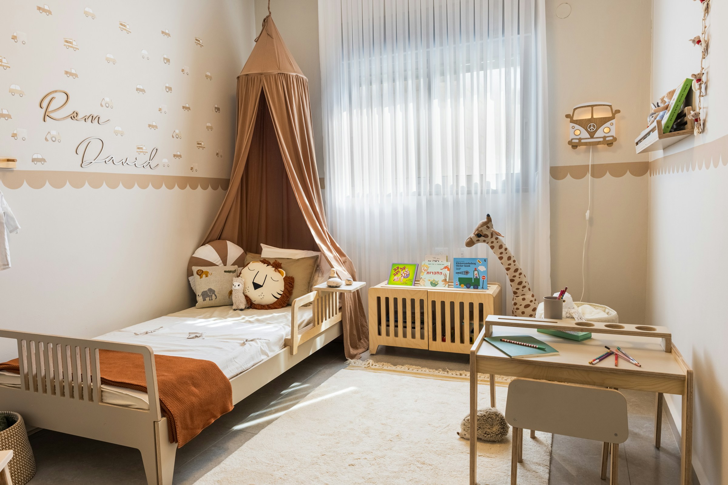 A Bed That Grows With the Room