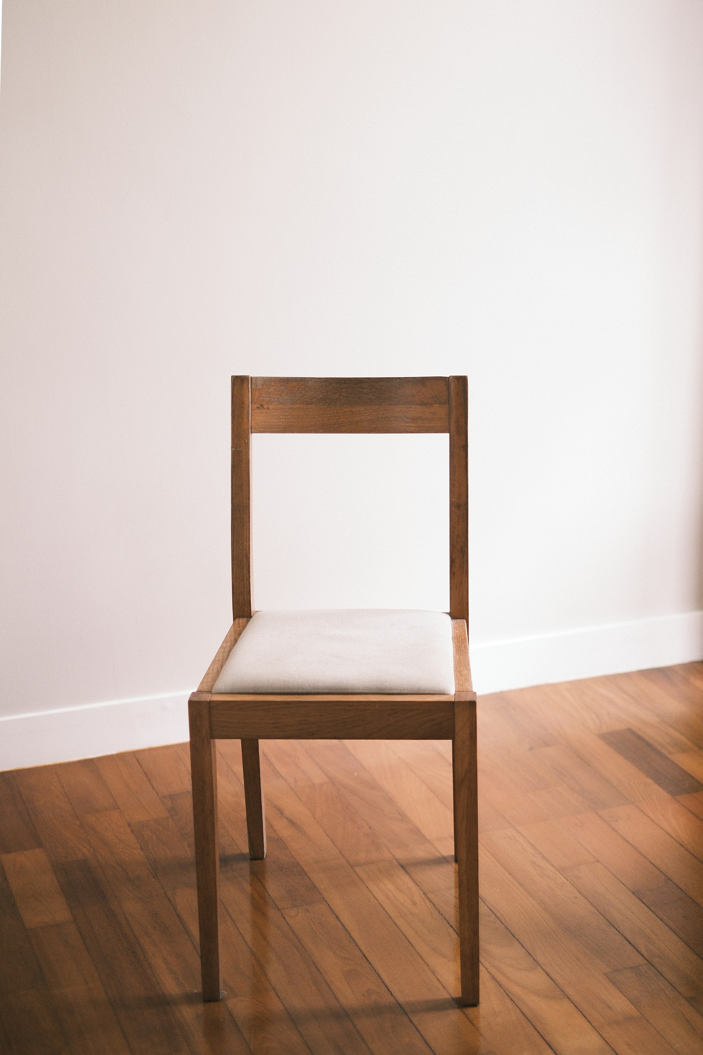 Detail: dining chair profile